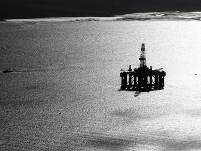 قارب يمر بوحدة حفر بحرية متنقلة في ميناء كرومارتي فيرث في كرومارتي، المملكة المتحدة، يوم الأربعاء، 22 مارس 2017. - المصدر: بلومبرغ