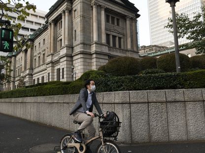 راكب دراجة هوائية يمر أمام مقر بنك اليابان في طوكيو، اليابان. - المصدر: بلومبرغ