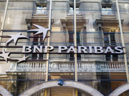 لافتة لبنك \"بي إن بي باريبا\" (BNP Paribas) في فرع البنك في منطقة الأوبرا في باريس، فرنسا، يوم الإثنين 7 فبراير 2022.  - المصدر: بلومبرغ