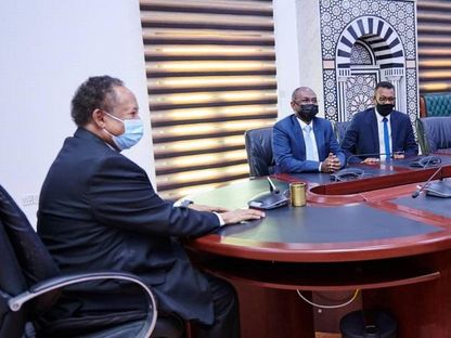 رئيس وزراء السودان يتسلم أول بطاقة فيزا مصرفية في البلاد. - المصدر: بلومبرغ