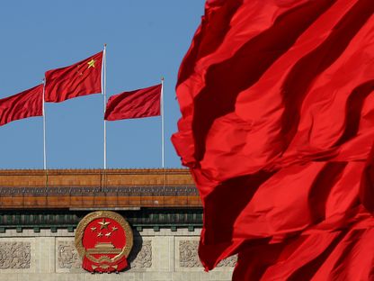 الأعلام الصينية ترفرف أعلى قاعة الشعب الكبرى، بكين، الصين - المصدر: غيتي إيمجز