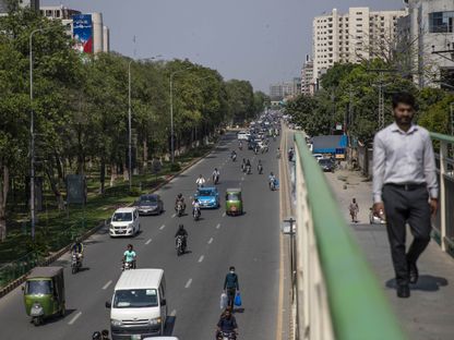 سيارات على امتداد طريق رئيسي في لاهور في باكستان  - المصدر: بلومبرغ