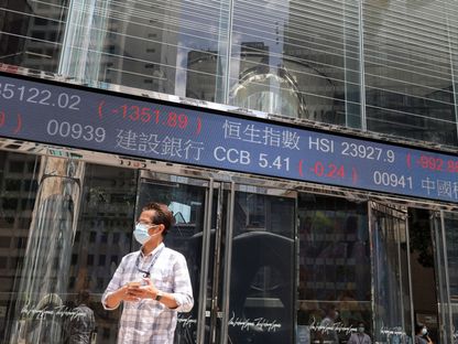 شريط إلكتروني يعرض أسعار الأسهم في مجمع \"إكستشينج سكوير\"، الذي يضم بورصة هونغ كونغ، في المنطقة المركزية بهونج كونج، الصين. - المصدر: بلومبرغ