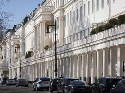 ميدان إيتون في لندن، المعروف أيضاً باسم \"الساحة الأحمر\"، والذي يعتبر أغلى مكان لشراء منازل في العاصمة البريطانية  - المصدر: غيتي إيمجز