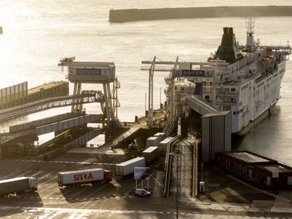 شاحنات على متن سفينة شحن للركاب تديرها \"ايرش فيريز\" في ميناء دوفر المملكة المتحدة - المصدر: بلومبرغ