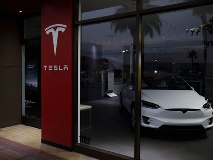 السيارة تسلا \"موديل X\" في متجر الشركة في بالم ديزرت بكاليفورنيا، الولايات المتحدة - المصدر: بلومبرغ