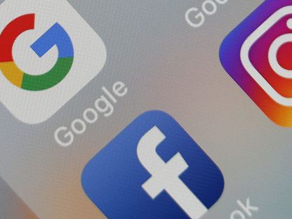 شعارات تطبيقات الوسائط الاجتماعية \"فيسبوك\" و\"غوغل\"و \"إنستغرام\" على شاشة جهاز أيفون في باريس ، فرنسا. - المصدر: بلومبرغ