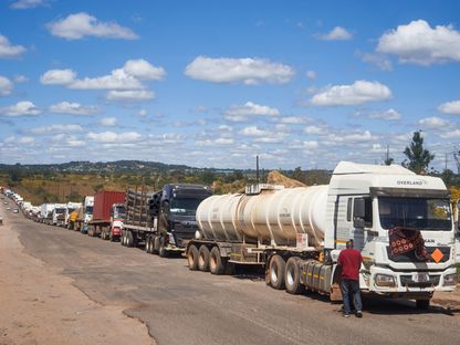 شاحنات تصطف انتظاراً للعبور من زامبيا إلى الكونغو الديمقراطية - المصدر: بلومبرغ