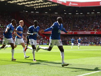 عبد الله دوكور من \"إيفرتون\" يحتفل بعد تسجيله الهدف الأول للفريق خلال مباراة الدوري الإنجليزي الممتاز , إنكلترا - المصدر: بلومبرغ