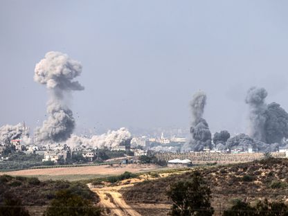 دخان يتصاعد وحطام متناثر  بعد غارة إسرائيلية على قطاع غزة في 23 أكتوبر - المصدر: غيتي إيمجز