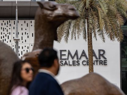 مكتب مبيعات \"إعمار العقارية\" في دبي يوم 2 يناير 2022. تضم منصة \"نمشي\" للتسوق الإلكتروني التي تبيعها الشركة، مجموعة من الأزياء من أكثر من 700 ماركة عالمية، ولديها تطبيق للهواتف، بحسب موقعها الإلكتروني - المصدر: بلومبرغ
