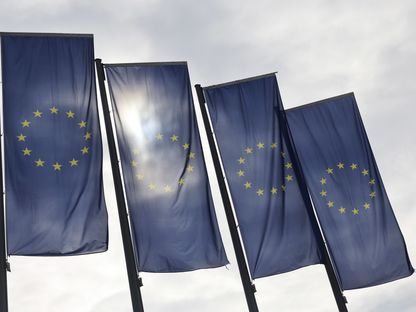 أعلام الاتحاد الأوروبي خارج المقر الرئيسي للبنك المركزي الأوروبي، فرانكفورت، ألمانيا - المصدر: بلومبرغ
