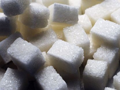 أكوام من مكعبات السكر الأبيض المكرر ، نيكولاييف، أوكرانيا - المصدر: بلومبرغ