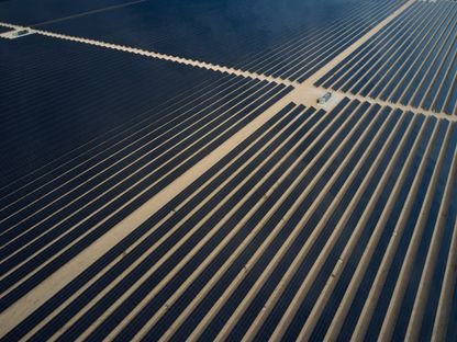 أول ألواح كهروضوئية تعمل بالطاقة الشمسية في منشأة \"ديزرت ستيتلاين سولار فاسيليتي\"، وهي محطة طاقة كهروضوئية ذات قدرة كبيرة لخدم شبكة التوزيع بسعة 300 ميغاواط، في صحراء موهافي بمقاطعة سان برناردينو في ولاية كاليفورنيا في الولايات المتحدة - المصدر: بلومبرغ