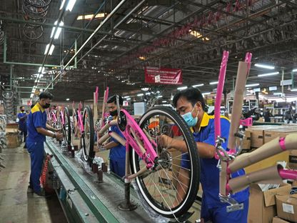 عمال في خط إنتاج دراجات هوائية في جاوة الغربية، إندونيسيا، يوم الخميس 25 أغسطس 2022 - المصدر: بلومبرغ