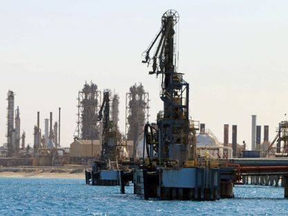 إحدى منشآت النفط الليبية في مرسى البريقة، خليج سرت الواقع على البحر المتوسط. عدد كبير من المنشآت النفطية في البلاد ظل محاصراً من قبل المحتجين منذ أبريل الماضي  - المصدر: غيتي إيمجز