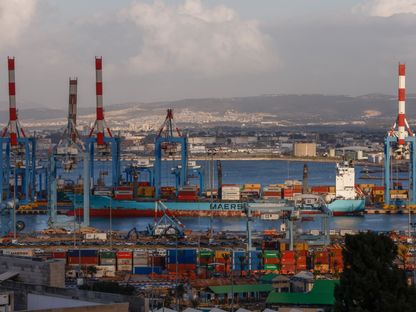 حاويات شحن مكدسة في ميناء حيفا  - المصدر: بلومبرغ
