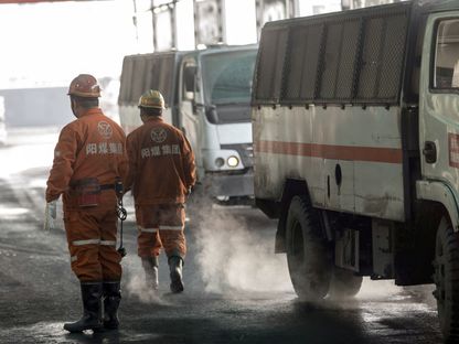 يستعد الموظفون لركوب الحافلات المتجهة إلى عمود الإنتاج في منجم الفحم زينيوان  في مقاطعة شانشي، الصين. - المصدر: بلومبرغ