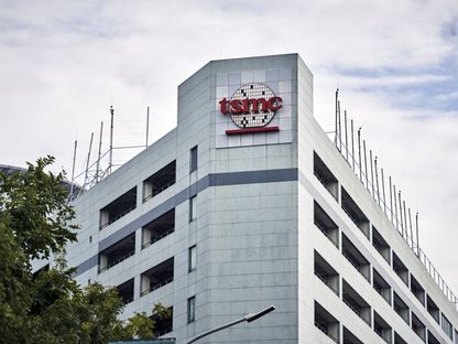 شعار شركة \"تايوان لصناعة أشباه الموصلات\" أعلى مبنى في مجمع هسينشو العلمي في هسينشو، تايوان - المصدر: بلومبرغ