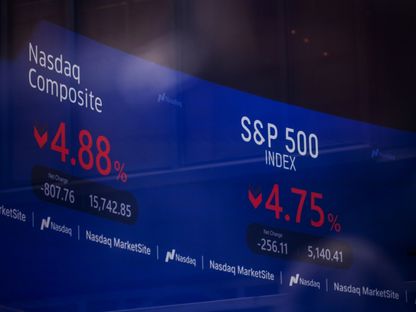 شاشة تعرض حركة أسعار مؤشري \"ستاندرد آند بورز 500\" و\"ناسداك المركب\" في مقر سوق ناسداك بمدينة نيويورك، الولايات المتحدة، 4 أبريل 2025 - بلومبرغ