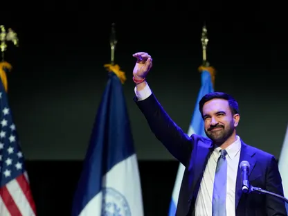 زهران ممداني الفائز بمنصب عمدة نيويورك في فعالية ليلة الانتخابات في بروكلين، نيويورك، الولايات المتحدة الأميركية - بلومبرغ