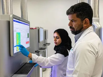 باحث وباحثة في أبوظبي، عاصمة الإمارات العربية المتحدة، في وقت سابق من 2025 - بلومبرغ