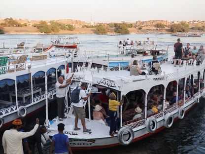 سياح داخل مركب في نهر النيل في مدينة أسوان المصرية - المصدر: رويترز