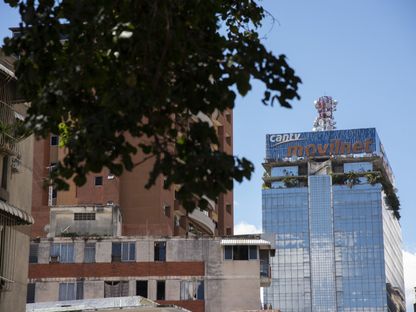 برج اتصالات يعتلي المقر الرئيسي لشركة الاتصالات الفنزويلية \"سي ايه إن تي في\" (CANTV) في منطقة سابانا غراندي بالعاصمة كاراكاس، فنزويلا  - المصدر: بلومبرغ