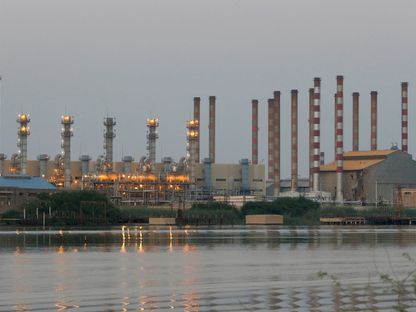 صورة لمصفاة نفط عبدان في جنوب غرب إيران ملتقطة من الجانب العراقي من شط العرب في مدينة الفاو جنوب البصرة بالعراق في 21 سبتمبر 2019. - المصدر: بلومبرغ