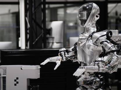 برزت الروبوتات كحدود جديدة مهمة لصناعة الذكاء الاصطناعي، مما يسمح لها بتطبيق التكنولوجيا المتطورة على مهام العالم الحقيقي - المصدر: بلومبرغ