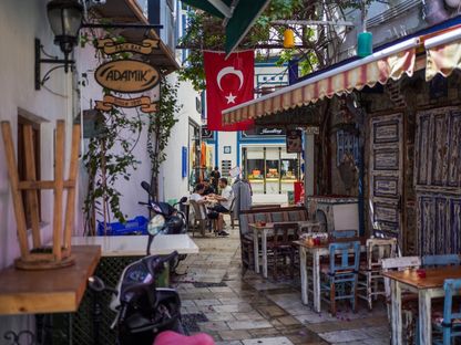 مشهد لمقهى  به طاولات فارغة بأحد الأسواق  في تركيا  - المصدر: بلومبرغ