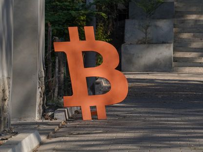 شعار عملة \"بتكوين\" - المصدر: بلومبرغ