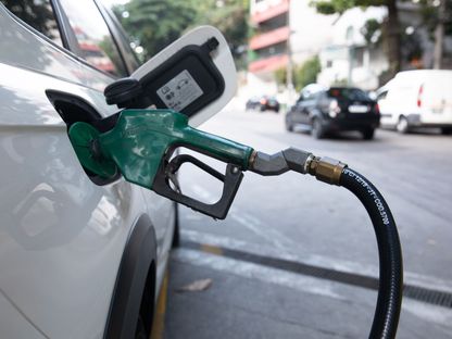سيارة تتزود بالوقود داخل محطة الغاز التابعة لشركة بتروليو برازيليرو في ريودي جانيرو بالبرازيل - المصدر: بلومبرغ