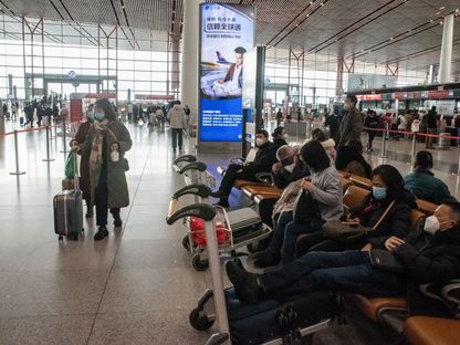 مسافرون في مطار العاصمة بكين الدولي في 14 يناير - المصدر: بلومبرغ