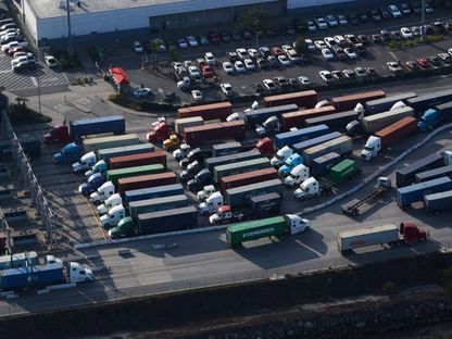 دخول وخروج الشاحنات من ميناء لوس أنجلوس  - المصدر: بلومبرغ
