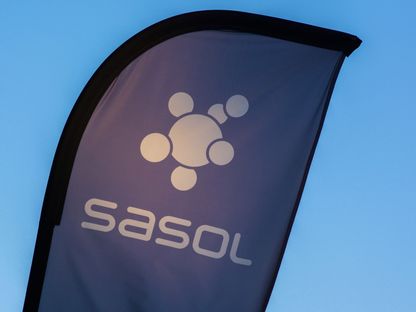 راية ترويجية تحمل شعار شركة \"ساسول\" (Sasol Ltd) في الفناء الأمامي لمحطة وقود تابعة للشركة في بريتوريا، جنوب إفريقيا - المصدر: بلومبرغ