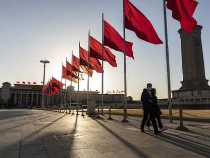 علام حمراء فوق ميدان \"تيانامين\"، قبيل انطلاق الاجتماع الكامل للجلسة الخامسة لـ\"كونغرس الشعب الوطني\" في بكين، بتاريخ 12 مارس 2023 - المصدر: بلومبرغ