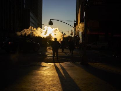 تصاعد الدخان بينما يعبر المشاة شارعا بالقرب من بورصة نيويورك (NYSE) في نيويورك، الولايات المتحدة، يوم الخميس، 27 ديسمبر 2018. - المصدر: بلومبرغ