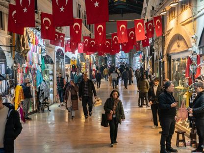 متسوقون في البازار الكبير  بمدينة إسطنبول، تركيا - المصدر: بلومبرغ