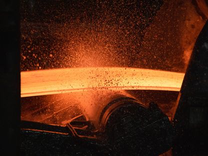 لوح فولاذي أحمر ساخن يمر على آلة درفلة في ورشة الدرفلة بمصنع للصلب في تشيريبوفيتس تديره  شركة \"سيفرستال\" روسيا ، يوم الجمعة ، 3 ديسمبر 2021  - المصدر: بلومبرغ