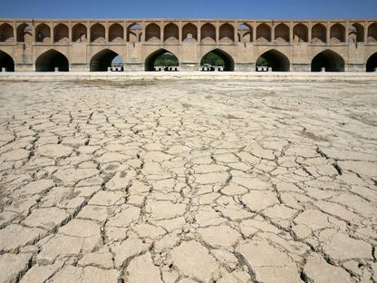 جسر عمره قرون بالقرب من أصفهان كان يمر عبره نهر \"زينده رود\" - المصدر: بلومبرغ