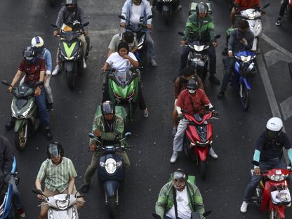سائقو دراجات نارية عند إشارة مرور بالعاصمة التايلندية بانكوك  - المصدر: بلومبرغ