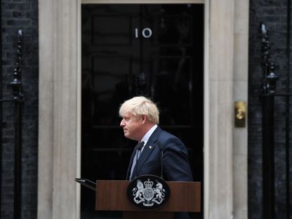 بوريجس جونسون، رئيس الوزراء البريطاني، أثناء إعلان استقالته من منصبه خارج مقر رئاسة الوزراء في 10 داوننغ ستريت في لندن، يوم 7 يوليو 2022. أحداث كثيرة حفلت بها ولاية جونسون التي استمرت ثلاث سنوات - المصدر: بلومبرغ