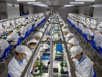 عمال يصنعون كبسولات سجائر إلكترونية على خط إنتاج في شركة \"كانجيرتك\"، إحدى الشركات الرائدة في تصنيع منتجات السجائر الإلكترونية في الصين، في شنزن، الصين - المصدر: بلومبرغ