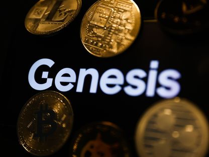 شعار \"جنيسس\" (Genesis) للعملات المشفرة، معروض على شاشة - المصدر: بلومبرغ