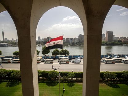 العلم الوطني المصري يرفرف خارج مقر وزارة الخارجية في القاهرة، مصر - المصدر: بلومبرغ