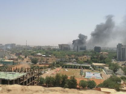 أعمدة دخان تتصاعد من مقر القيادة العامة للقوات المسلحة السودانية في العاصمة الخرطوم. 15 أبريل 2023  - المصدر: AWP