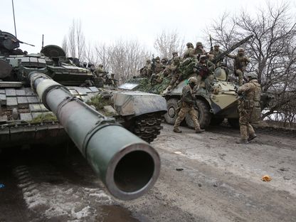 جنود أوكرانيون يستعدون في منطقة لوغانسك بأوكرانيا في 24 فبراير 2022 - المصدر: غيتي إيمجز