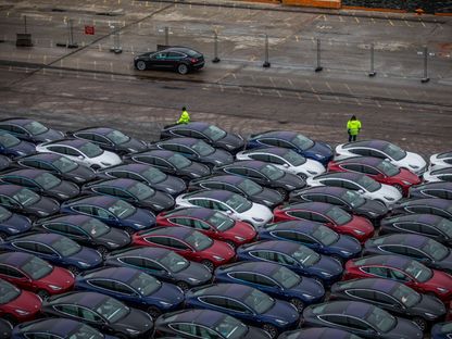 سيارات من تصنيع شركة \"تسلا\" على رصيف الميناء بعد وصولها على متن ناقلة المركبات \"غلوفيس كوراج\" إلى ميناء أوسلو النرويجي - المصدر: بلومبرغ