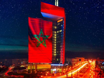 علم المغرب يغطي أحد الأبراج الشاهقة في العاصمة الدار البيضاء - المصدر/ حساب شركة اتصالات المغرب على فيسبوك